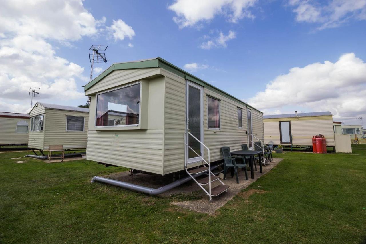 فندق 6 Berth Caravan For Hire At Martello Beach Holiday Park In Essex Ref 29017Y كْلانكتون أون سي المظهر الخارجي الصورة