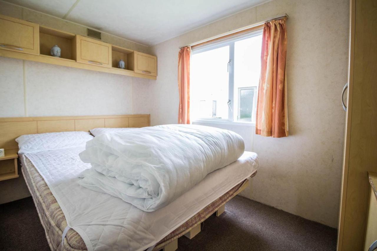 فندق 6 Berth Caravan For Hire At Martello Beach Holiday Park In Essex Ref 29017Y كْلانكتون أون سي المظهر الخارجي الصورة
