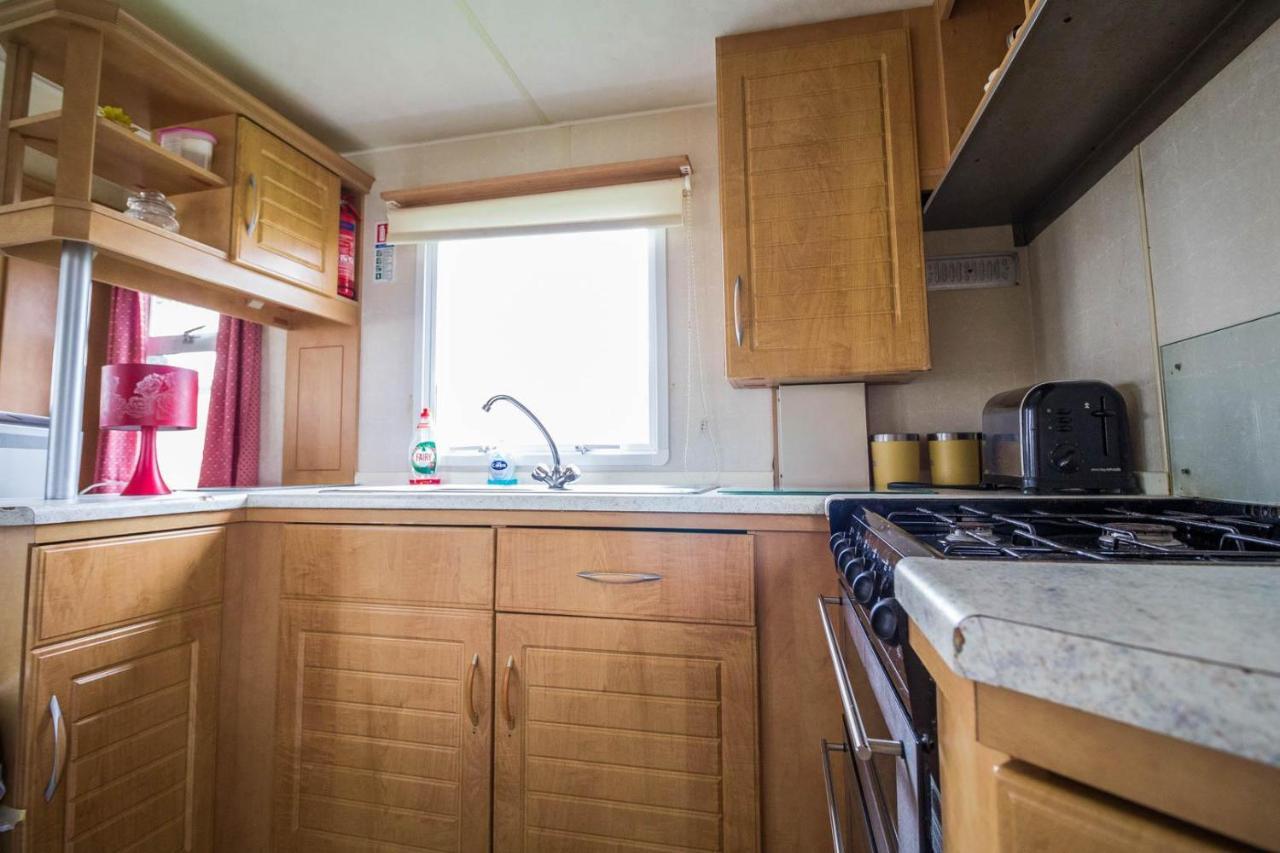 فندق 6 Berth Caravan For Hire At Martello Beach Holiday Park In Essex Ref 29017Y كْلانكتون أون سي المظهر الخارجي الصورة