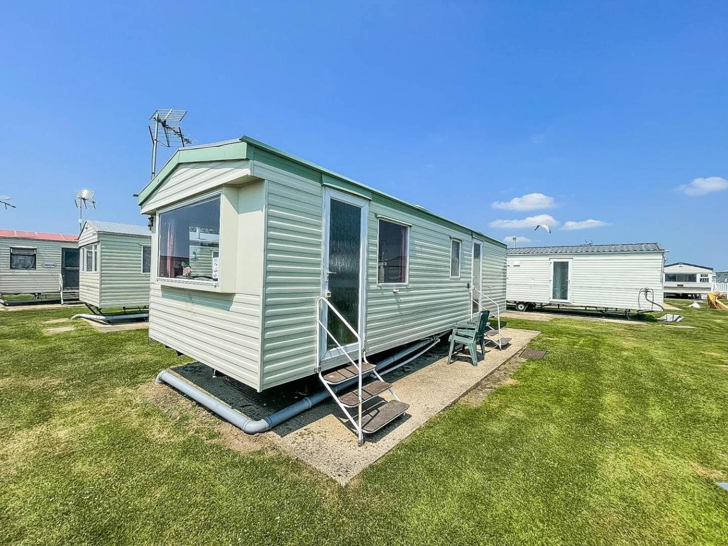 فندق 6 Berth Caravan For Hire At Martello Beach Holiday Park In Essex Ref 29017Y كْلانكتون أون سي المظهر الخارجي الصورة
